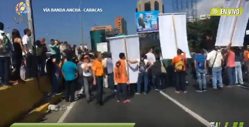 Protesta en la Av. Francisco Fajardo por elecciones. (Captura)