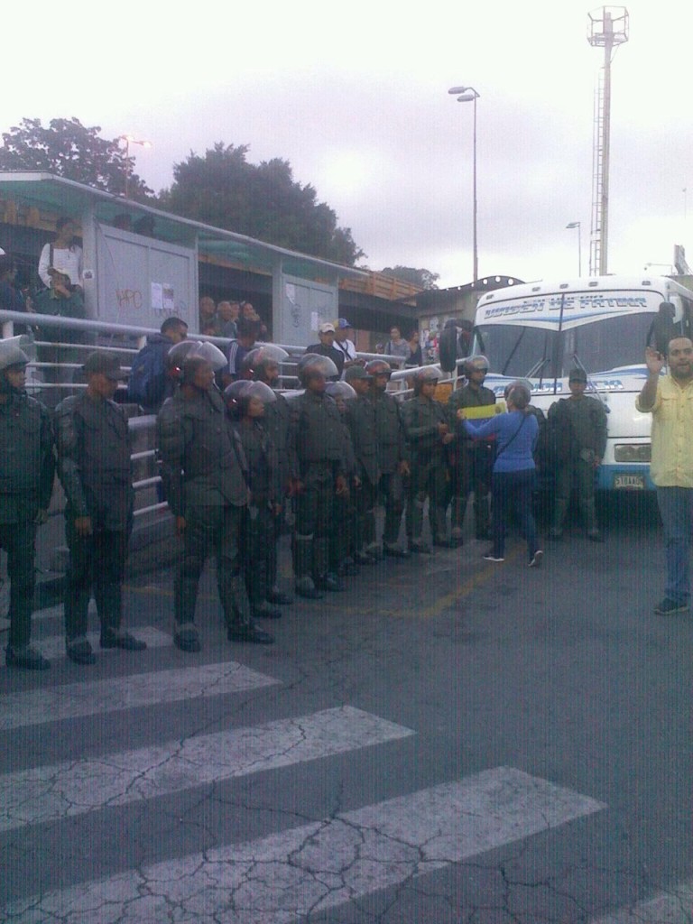 En el Complejo cultural los Salias no permitían subir a los buses. (Foto: Cortesía).