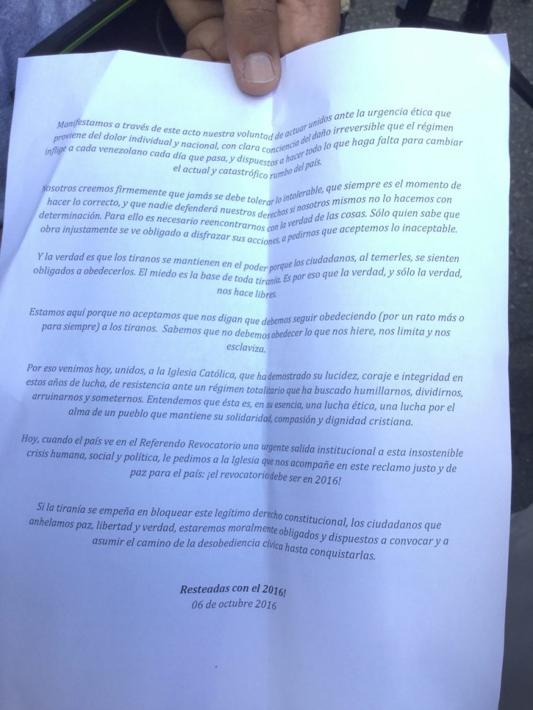 Documento con el cual las mujeres y estudiantes universitarios solicitan a la CEV su mediación por el Referendo Revocatorio. (Foto: Diana García). 