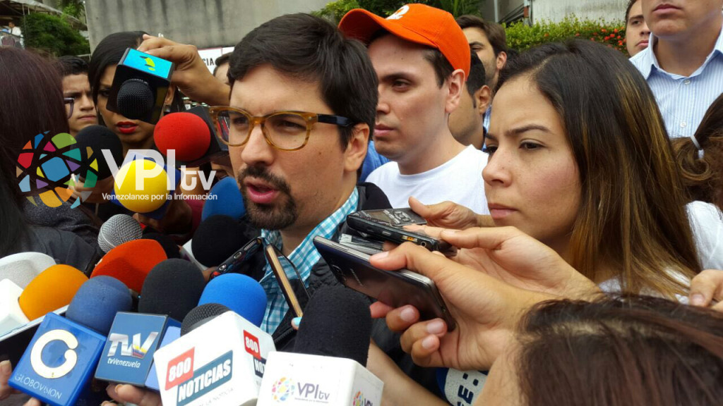 Freddy Guevara a la salida de Rosmit mantilla de la clínica, luego de su operación. (Foto: Mildred Manrique). 