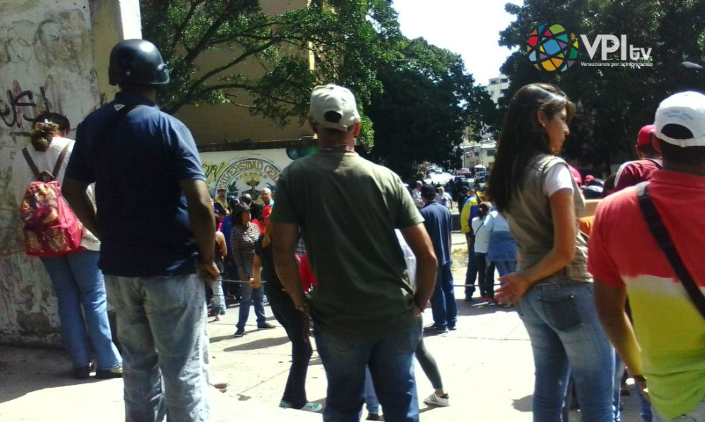 Situación irregular en el Hospital Vargas por presencia de colectivos. (Foto: Andrés Fornerino). 